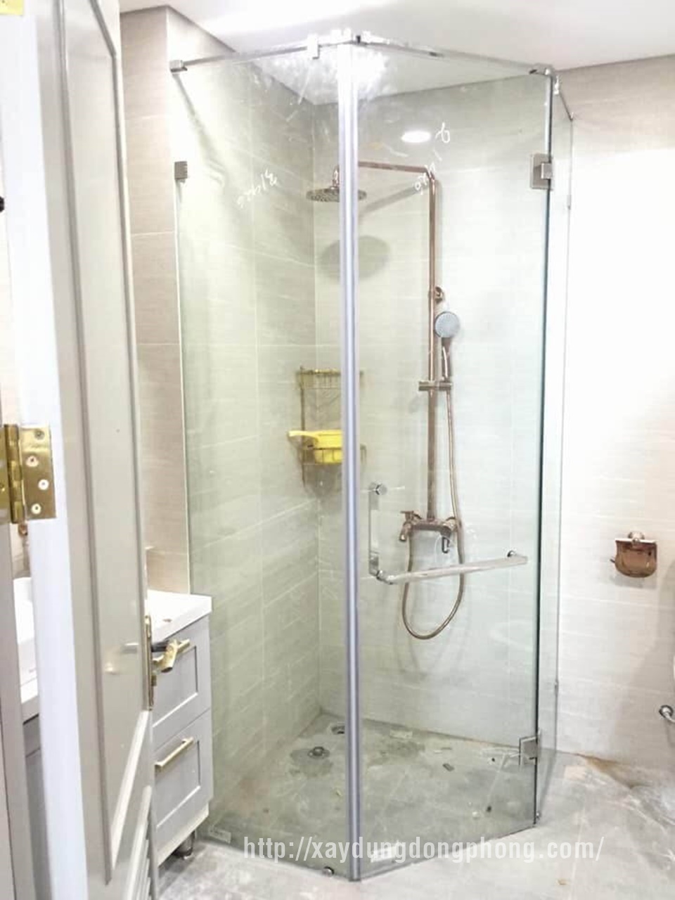 Phòng tắm kính 135 độ và những ưu điểm khách hàng cần biết