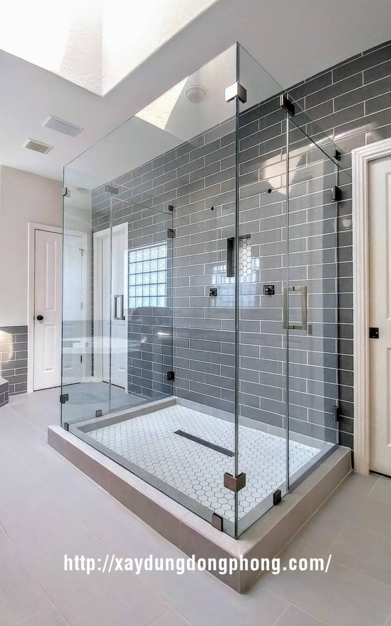 Không gian nhà tắm sẽ thông thoáng hơn với kiểu phòng tắm kính 90 độ