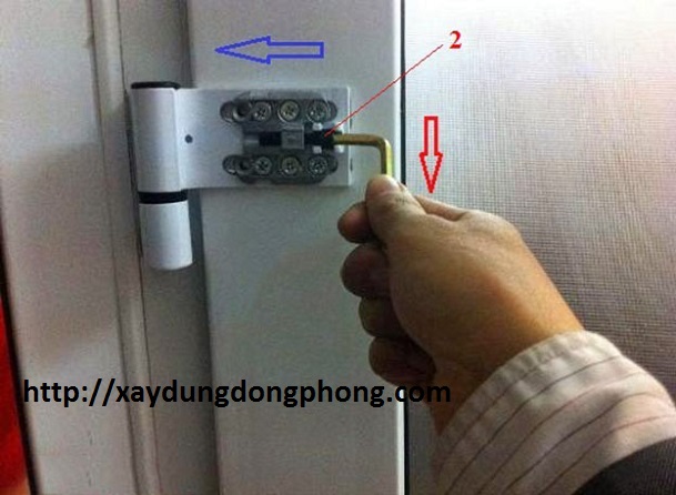 Cần siết chặt ốc vít trên cánh cửa nếu xảy ra tình trạng xệ cánh
